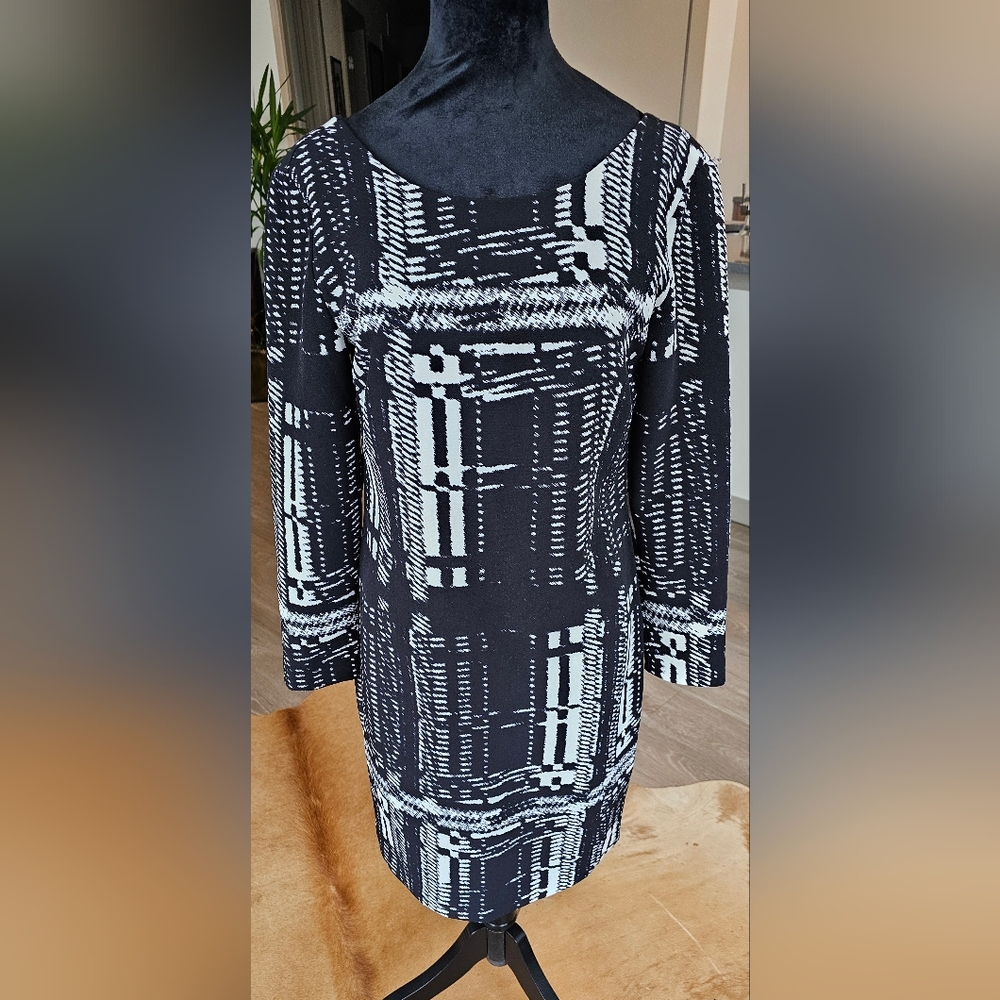 Trina Turk Ling Sleeve Shift with V-shaped Back, Size 4, B&W